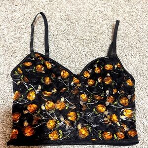 🌷Beautiful top with adjustable straps . Size XS🌷